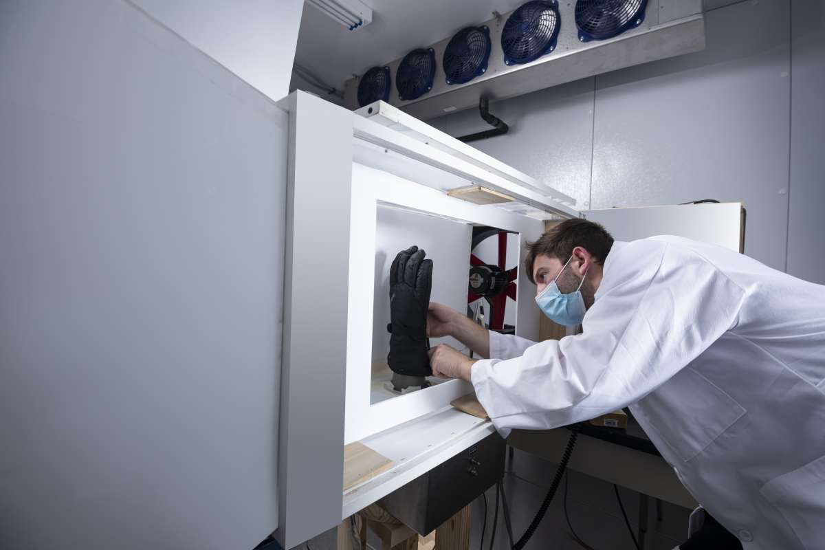 Wind tunnel and hand manikin